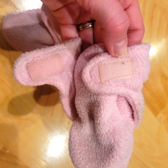 Luvable Friends Pink Fleece Baby Booties Size 6-12 Months - Picture 8 of 9